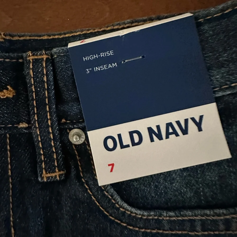 Old Navy blue jean shorts eyelet sewn in front pockets with frayed hem